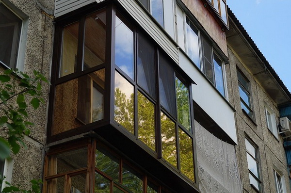 За незаконно застекленные балконы в питерских домах будут выписываться штрафы