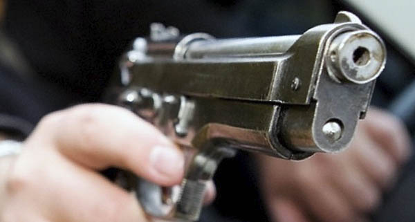 В Петербурге неизвестный приставил дуло пистолета к виску прохожего
