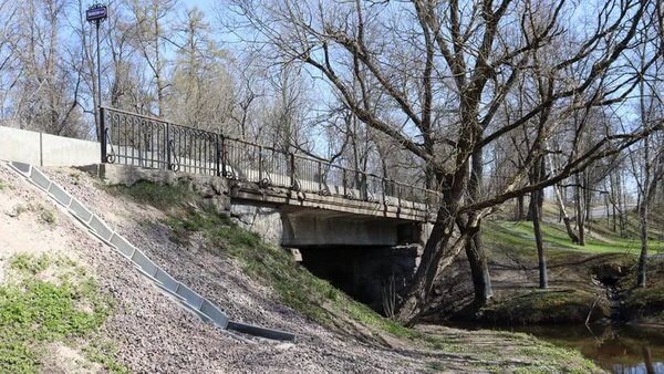 Мост-плотину и металлическую беседку из Петергофа взяли под охрану как памятники