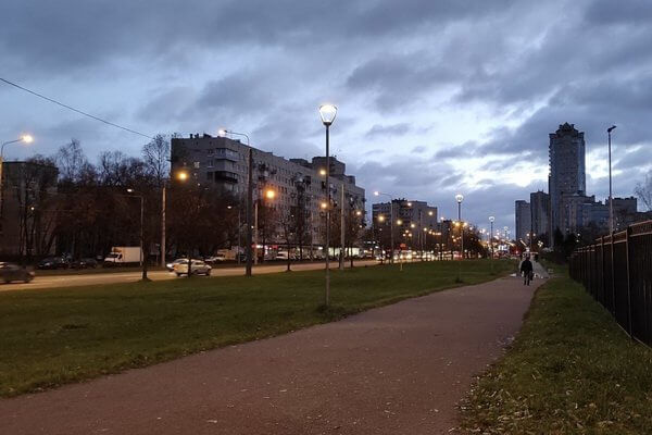 На проспекте Ветеранов подключено новое наружное освещение к электрическим сетям