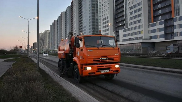 На улицах Петербурга в понедельник работают почти 600 уборочных машин