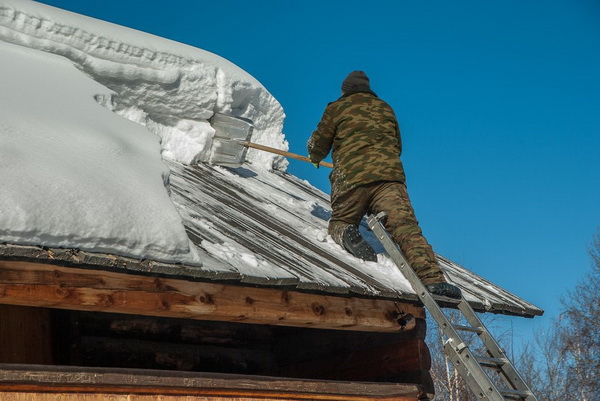 В Петербурге наблюдается дефицит квалифицированных специалистов по очистке крыш от снега