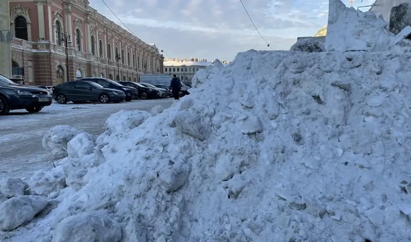 Система контроля за уборкой снега в Петербурге появится уже после образовавшихся сугробов и сосулек