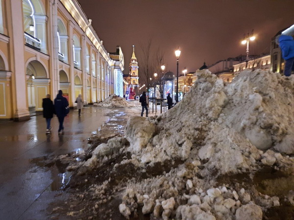 Грязные сугробы в центре Петербурга стали шоком для москвичей