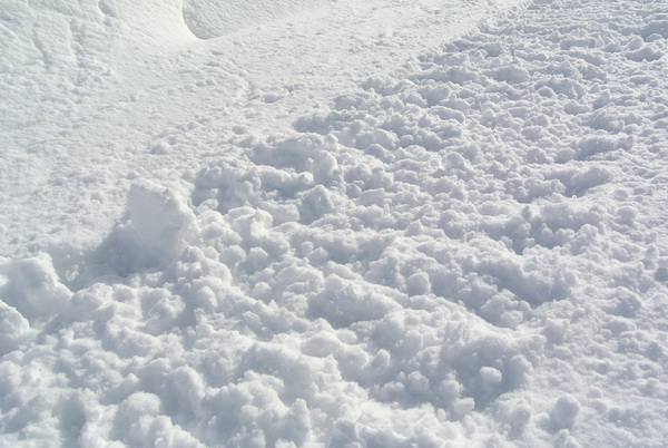 Манежный переулок уже две недели завален снегом, а коммунальщики даже не планируют исправлять ситуацию