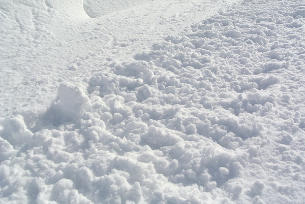 Под снегом не видно: петербуржцы жалуются на открытые люки