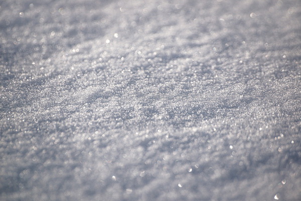 Жители спальных районов Петербурга пожаловались на неубранный снег