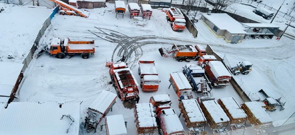 В «авральный режим» снегоуборки в Петербурге включилось лишь 83 единицы спецтехники