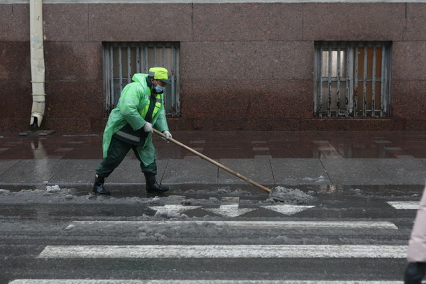 В Петербурге дворники забрасывают автомобили снегом