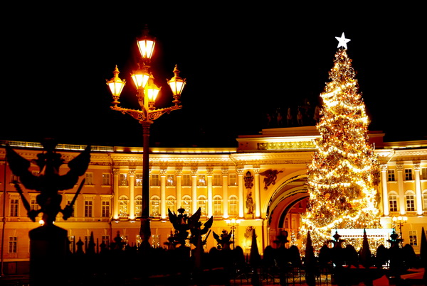 Предпраздничное настроение: на Дворцовой площади зажглись огни на главной новогодней елке города