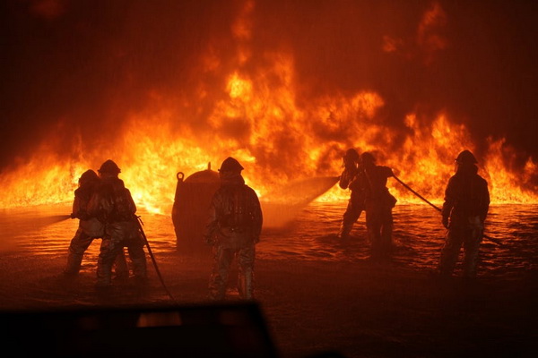 Пожарные не смогли вовремя потушить пожар на Северной верфи из-за пробок на заснеженных улицах