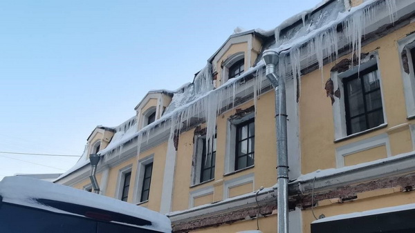 Активисты в Петербурге указали на опасность выхода на улицу из-за снега и гигантских сосулек