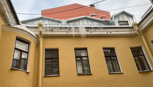 На улицах Чайковского и Галерной в Петербурге заметили гигантские сосули-убийцы