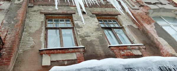 Петербуржцы продолжают бояться падающих с крыш сосулек