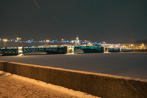 Дворцовый мост подсветят цветами символической ленты ленинградской Победы