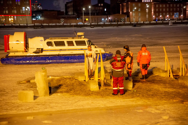 Спасатели Санкт-Петербурга стоят на страже обеспечения безопасности при крещенских купаниях