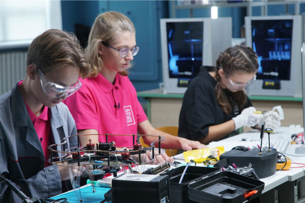 Петербург выделит два миллиарда рублей на создание высокотехнологичных школьных лабораторий