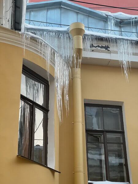 С приходом тепла в Петербурге потекли крыши