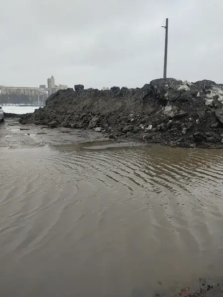 Петербуржцы сомневаются в наказании «Мостотреста» за сброс грязного снега в Неву
