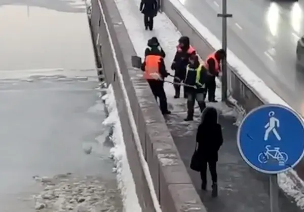 Очевидцы засняли петербургских коммунальщиков, сбрасывающих грязный снег в Неву