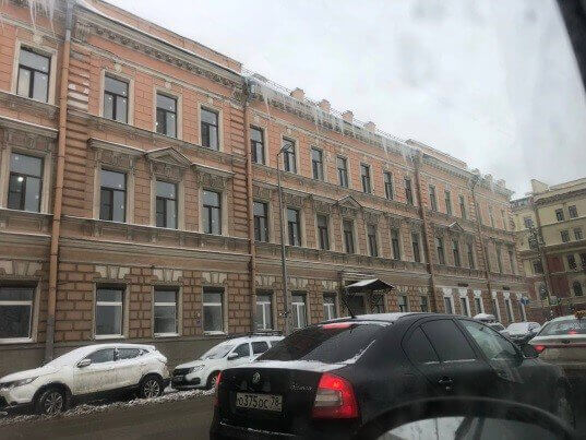 С оттепелью в Петербурге обострилась проблема «сосулек-убийц»