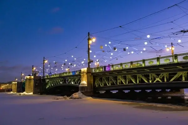 К 8 марта Дворцовый мост подсветят в цвета весны