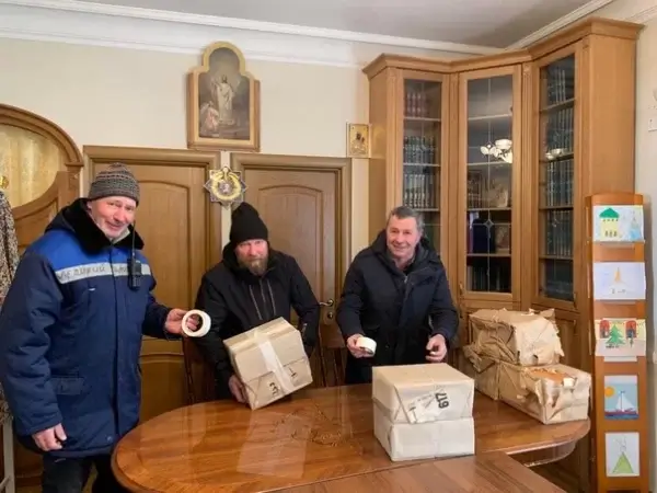 Петербуржцы несут в храмы города гуманитарную помощь для беженцев из Донбасса