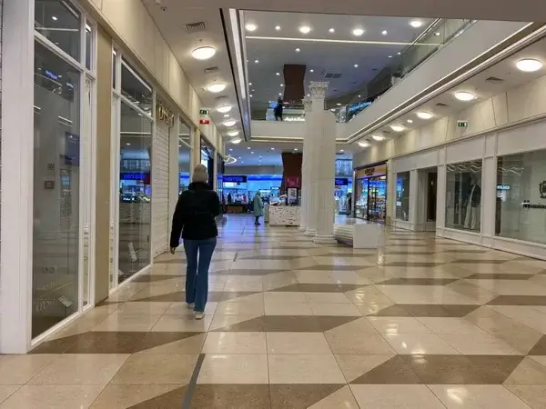 Жители Петербурга стали реже ходить в ТРЦ из-за закрытия иностранных компаний