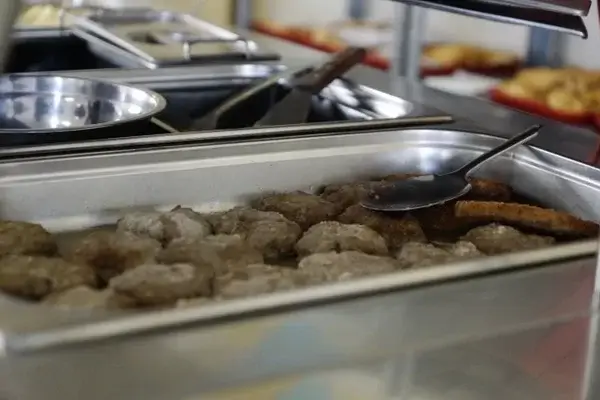Проблемы школьного питания не заботят петербургских чиновников
