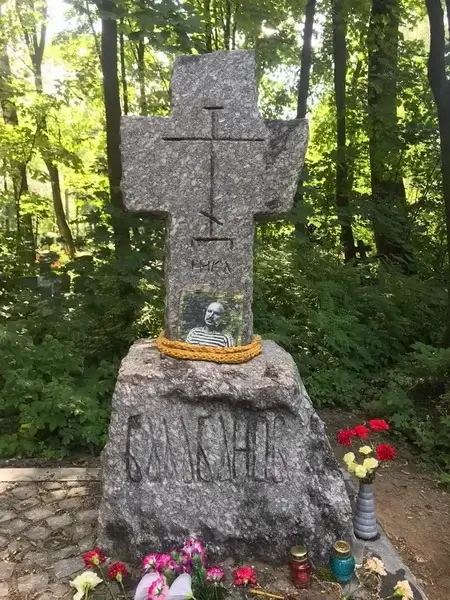 Памятник режиссеру Балабанову установлен на Смоленском кладбище