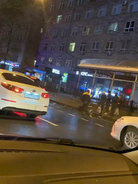 Два петербуржца пострадали в ЧП с транспортным средством у метро «Автово»