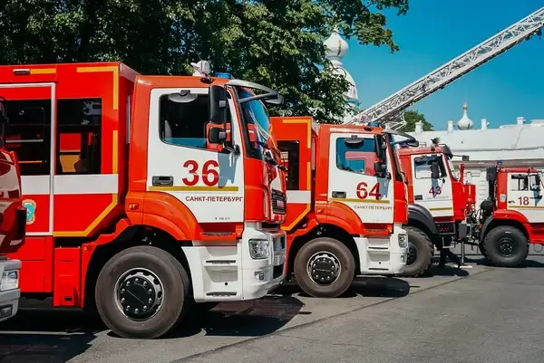 Почти 20 единиц современной техники были переданы в пожарно-спасательный гарнизон Санкт-Петербурга
