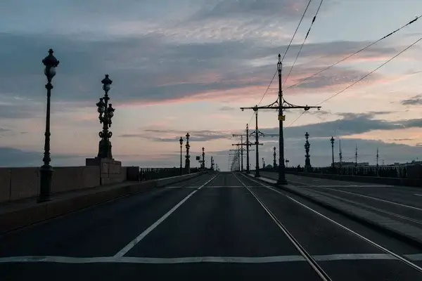 Дорожные службы увеличили объем полива улиц Санкт-Петербурга