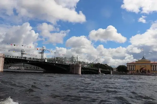 Дворцовый мост будет подсвечен в цвета российского триколора