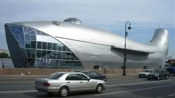 Плавучий ресторан в виде кита был выставлен на продажу