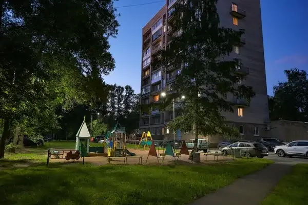 Реконструкция освещения в квартале около парка Авиаторов