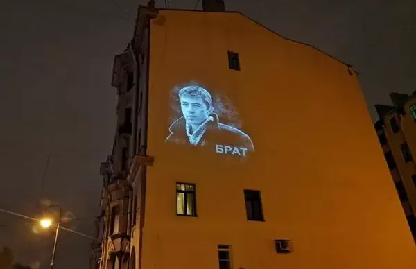 На фасадах городских зданий появятся светопроекции портретов Алексея Балабанова и Сергей Бодрова