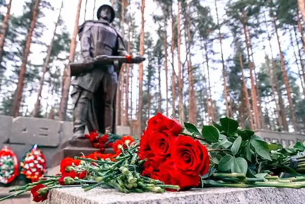 Возложение цветов к мемориалу в Сестрорецке