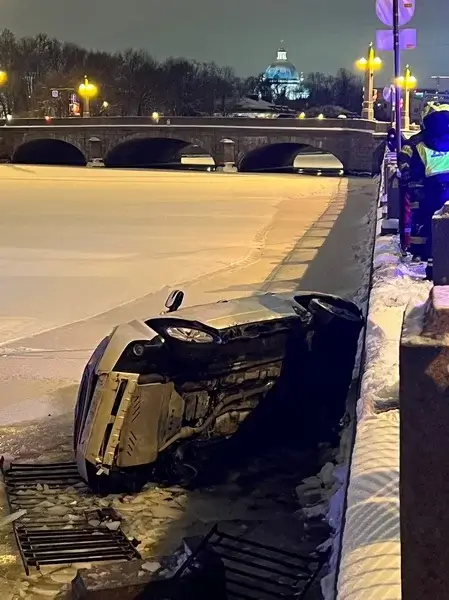 В Петербурге автомобиль пробил ограждение и вылетел в Фонтанку
