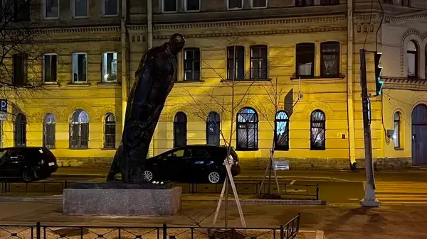 Памятник Александру Блоку появился на улице Декабристов