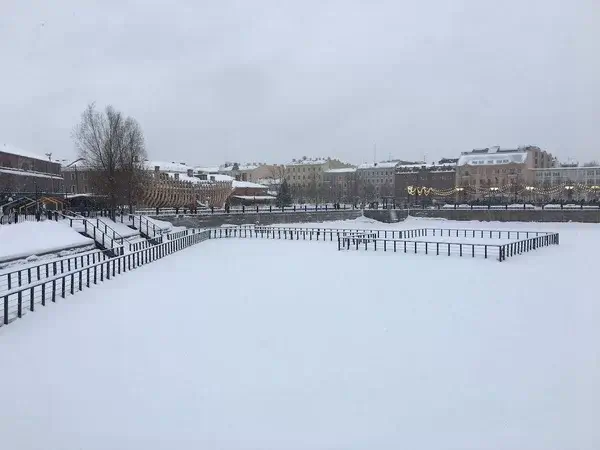 Город накрыл мощный снегопад: дворовые службы приводят улицы в порядок