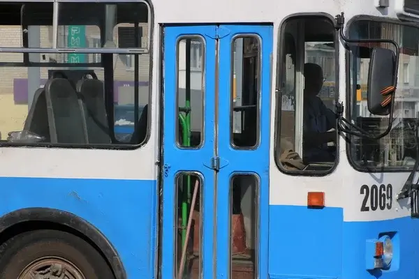 Мужчина избил свою возлюбленную в троллейбусе